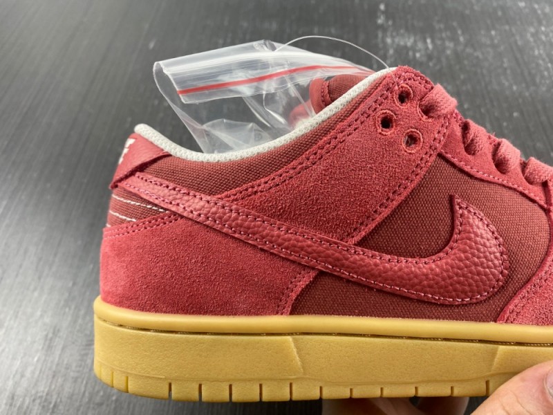 NIKE SB DUNK LOW 'RED GUM'