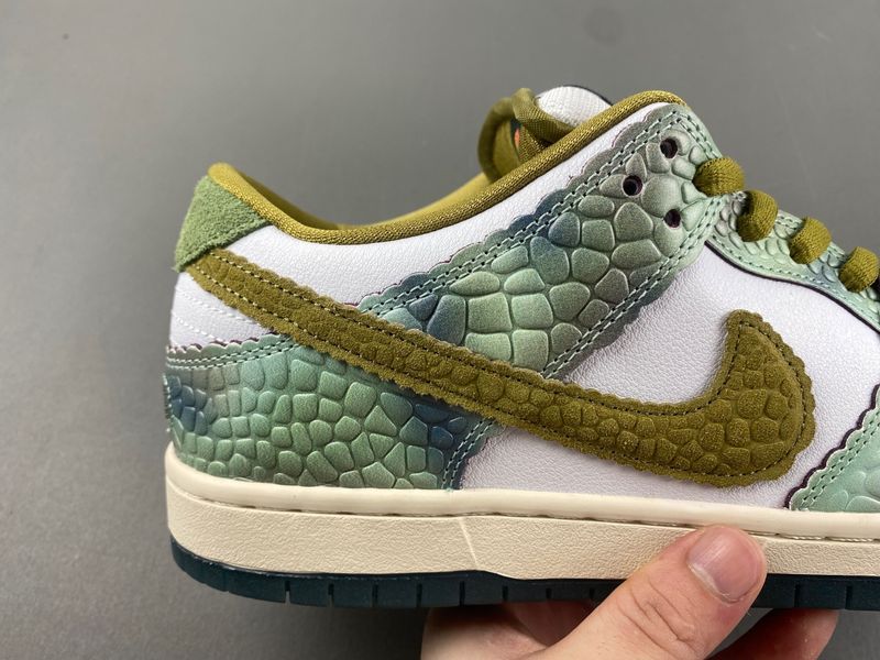 Dunk Low SB 'Chameleon'