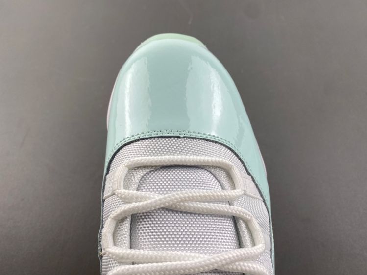 Air Jordan 11 Low “Igloo”
