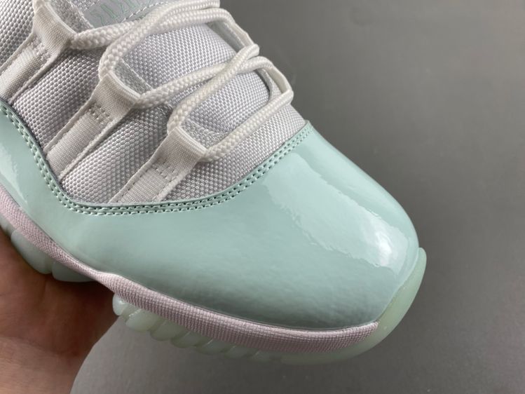 Air Jordan 11 Low “Igloo”