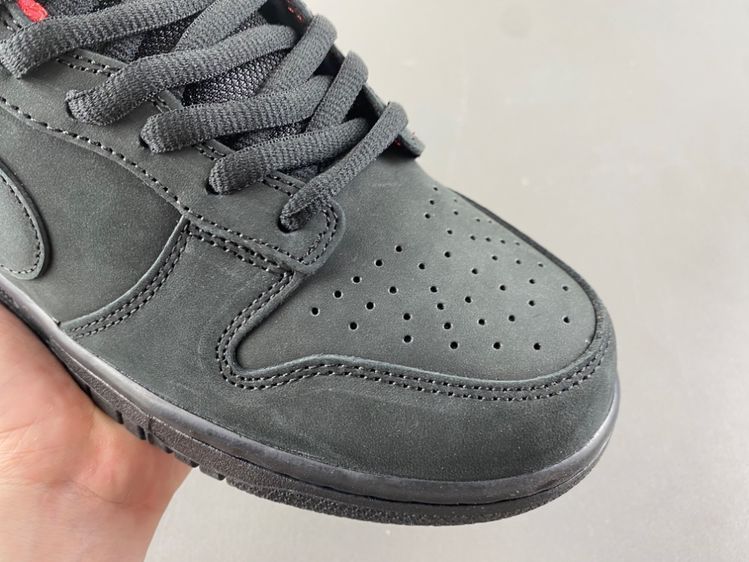 Supreme x Nike SB Dunk Low “Black/Red