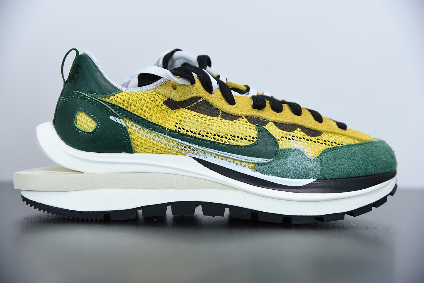 Nike Vaporwaffle sacai Tour Yellow Stadium Green