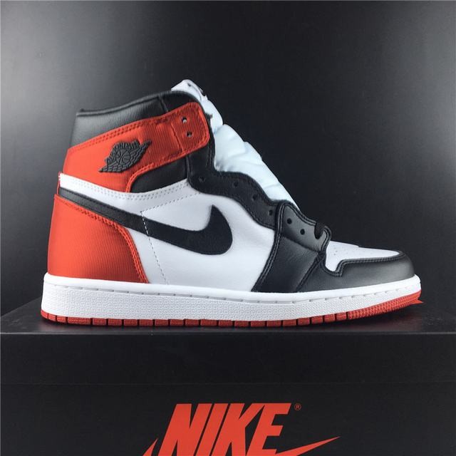  Air Jordan 1 satin WMNS BLACK TOE 